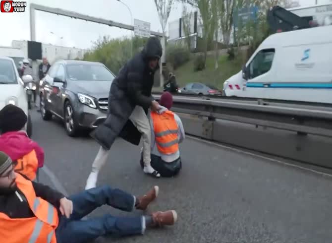 Video :Anger drives environmental protestors off the roadway